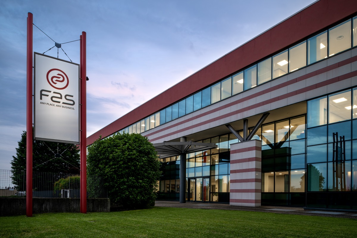 Stabilimento FAS International: facciata moderna dell'azienda con insegna esterna e ampie vetrate.