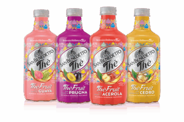 Quattro bottiglie di Thè San Benedetto Fruit ai gusti guava, prugna, acerola e cedro su sfondo nero.