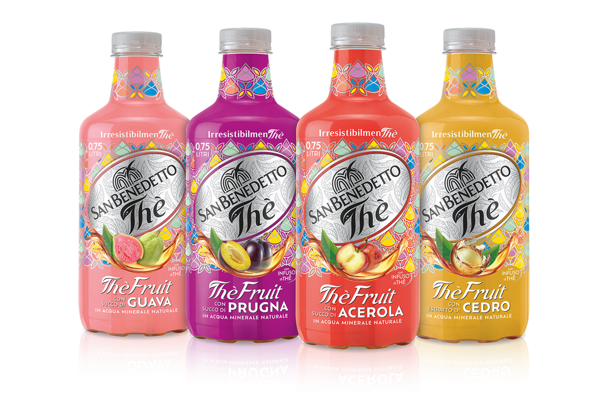 Quattro bottiglie di Thè San Benedetto Fruit ai gusti guava, prugna, acerola e cedro su sfondo nero.