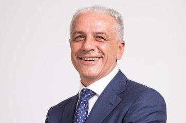 Roberto Zoia, Presidente del CNCC, ritratto in giacca e cravatta per i centri commerciali in crescita.