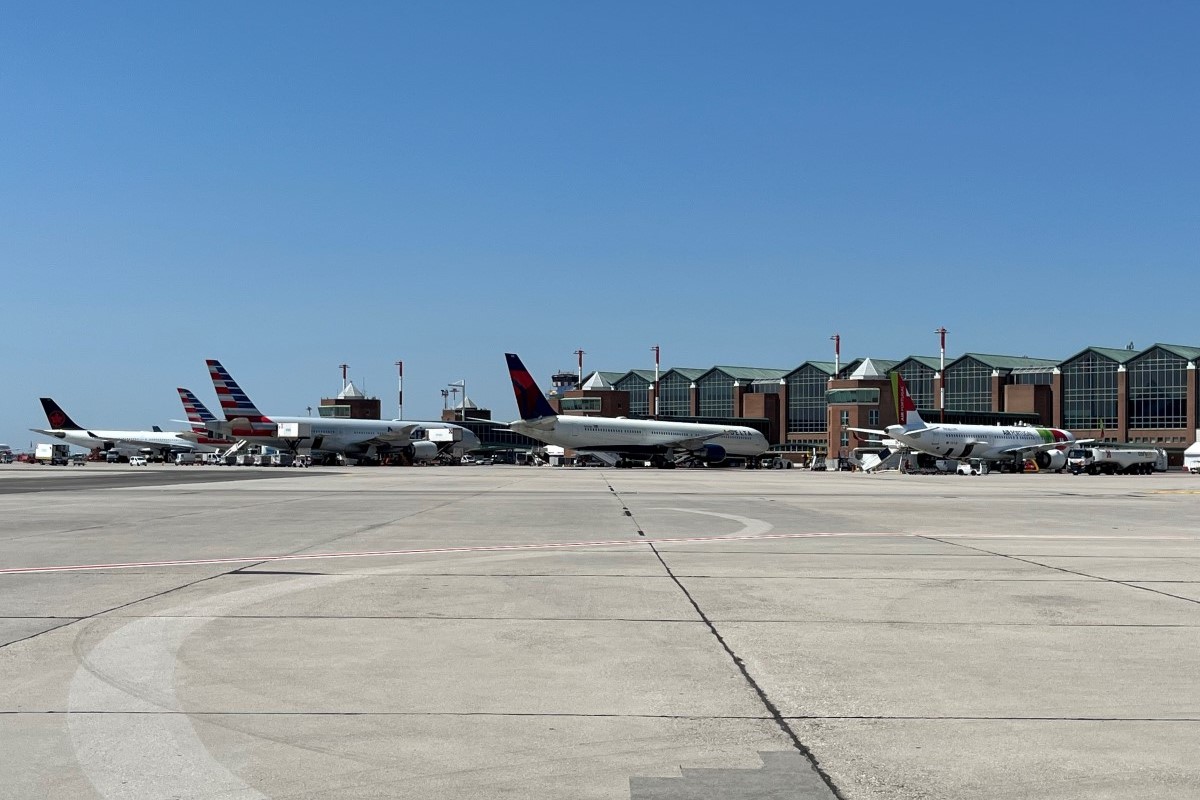 Aerei di diverse compagnie parcheggiati sul piazzale dell'aeroporto di Venezia Marco Polo in una giornata di sole.