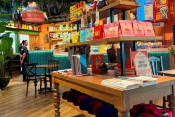 Interno del ristorante Comptoir Libanais a Roma Termini con scaffali di prodotti tipici, libri e orari di apertura.