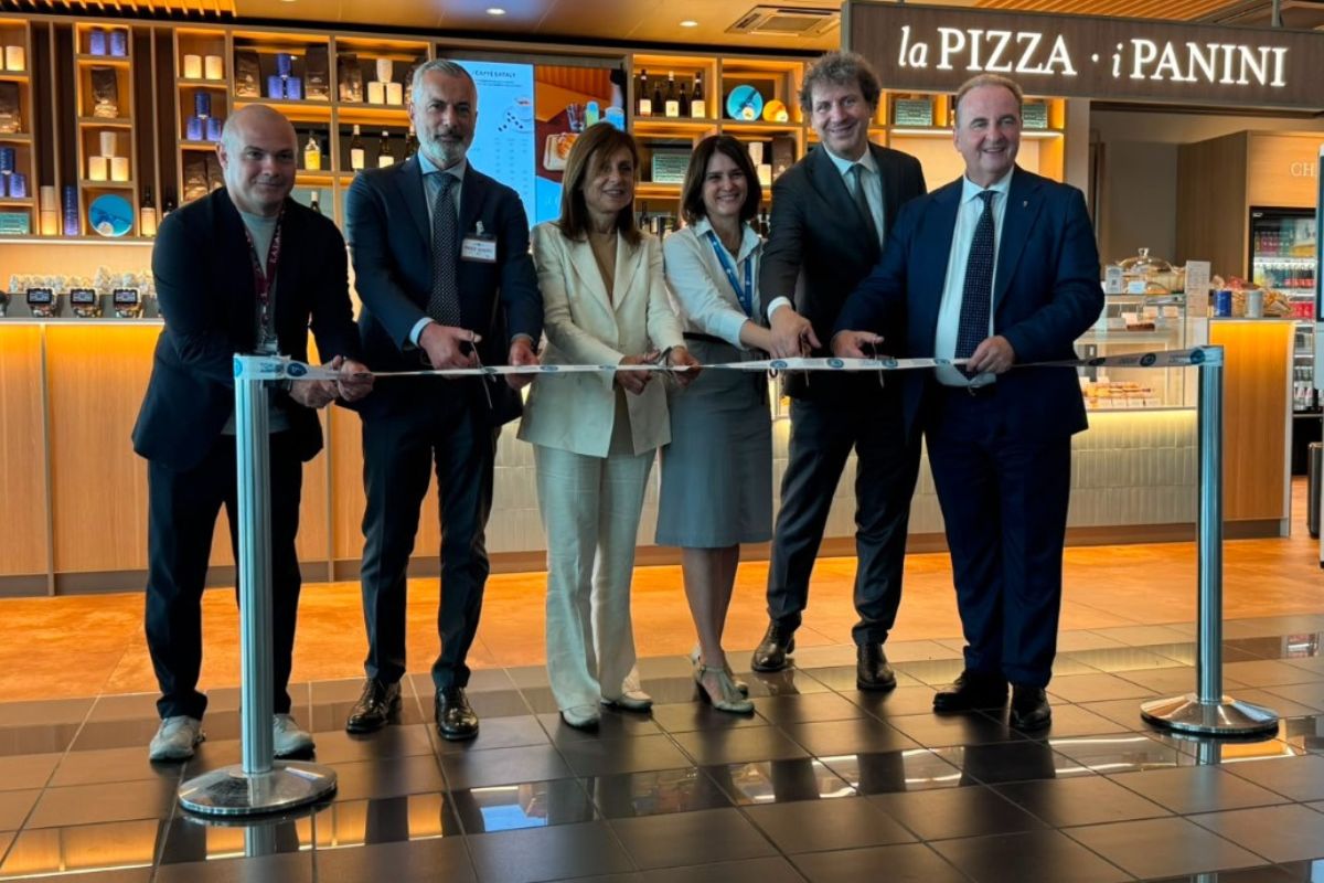 Inaugurazione Eataly all'Aeroporto di Torino con il taglio del nastro da parte dei manager di Avolta e dello scalo.