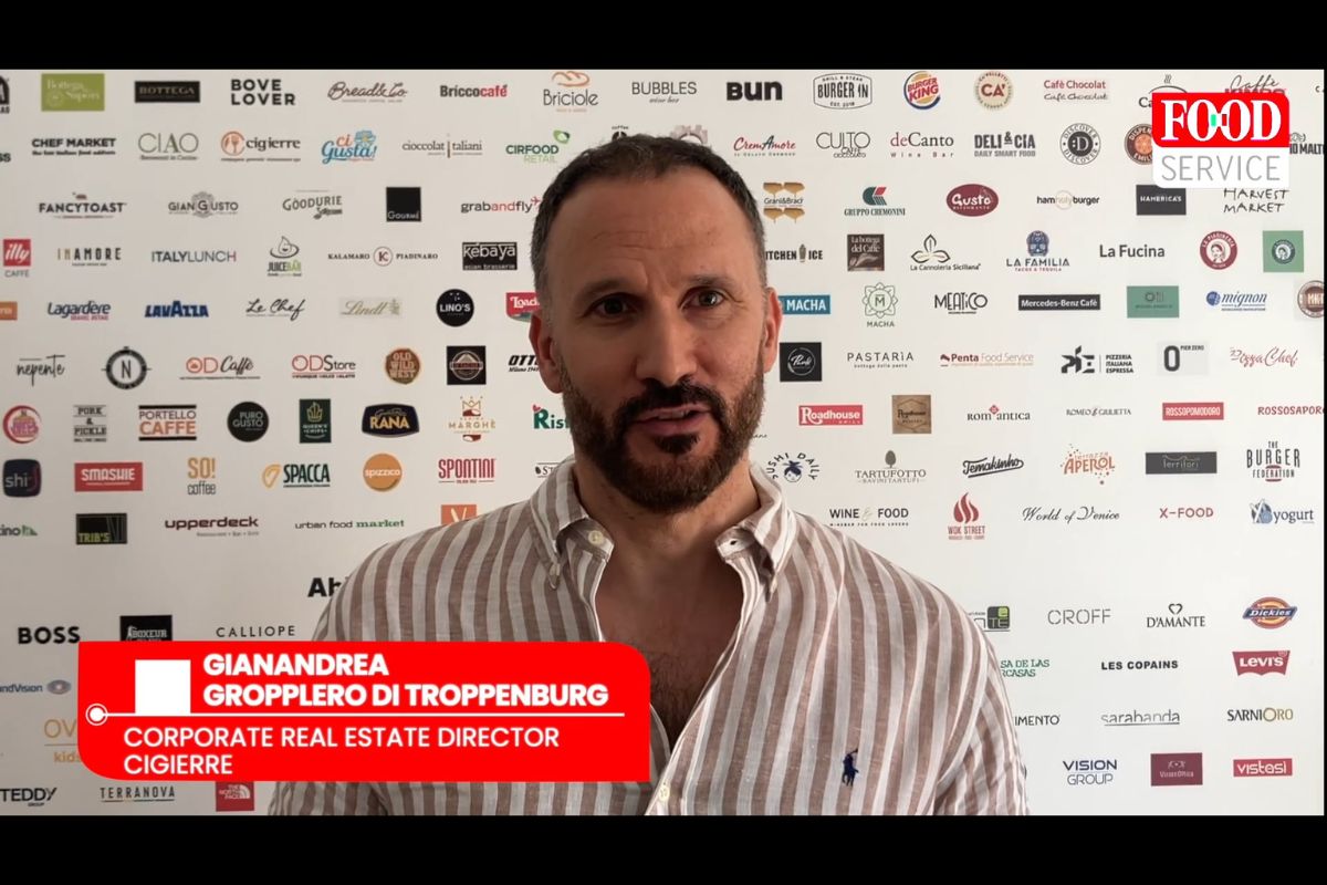 Gianandrea Gropplero di Troppenburg, Corporate Real Estate Director di Cigierre, davanti a un backdrop di brand food.