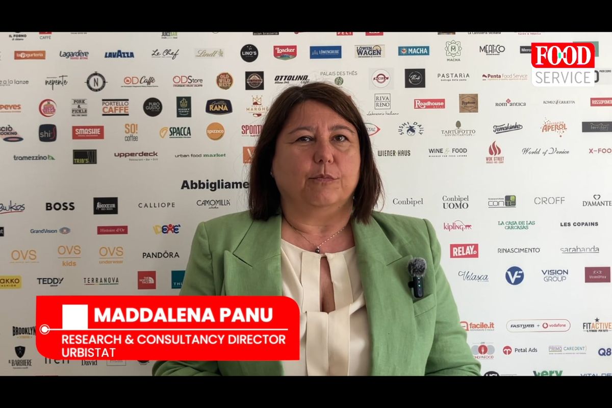 Maddalena Panu, Research & Consultancy Director di UrbiStat, davanti a un backdrop di loghi per l'analisi delle Food Court.