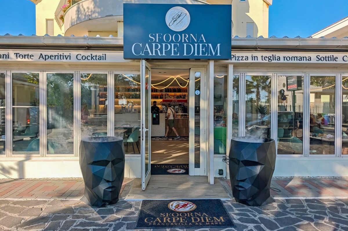 Facciata del locale Sfoorna Carpe Diem con insegna, vetrate, viennoiserie, pane e pizza in teglia romana a Francavilla.