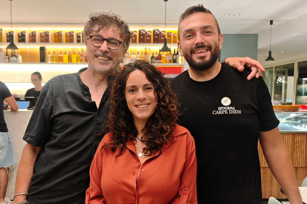 Il team di Sfoorna Carpe Diem: sorridenti professionisti nel locale specializzato in viennoiserie, pane e pizza.