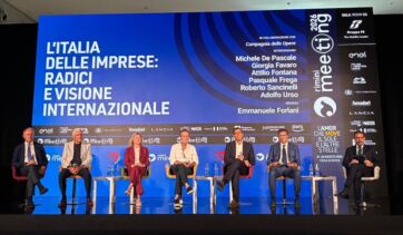 Giorgia Favaro di McDonald's Italia al convegno sul palco del Meeting di Rimini 2026 tra relatori e istituzioni.