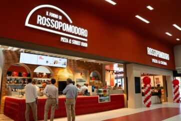Insegna e interni del nuovo concept store Rossopomodoro a Ravenna, specializzato in pizza e cucina italiana.
