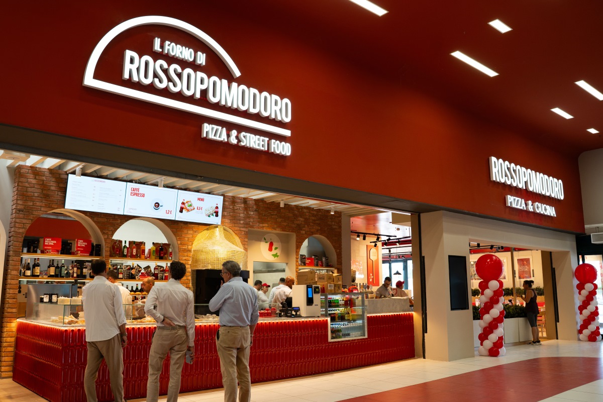 Insegna e interni del nuovo concept store Rossopomodoro a Ravenna, specializzato in pizza e cucina italiana.