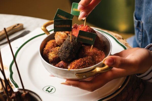 Pentola con bombette pugliesi de Il Mannarino servite su piatto con logo del brand di ristorazione PG Food Brands.
