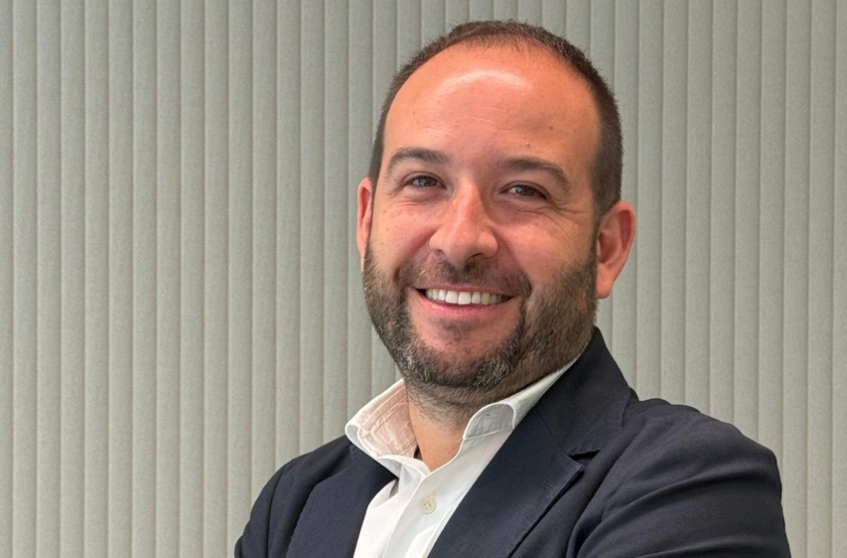Ritratto di Alessio Streccioni, manager di La Piadineria, sorridente in giacca e camicia per la strategia travel retail.
