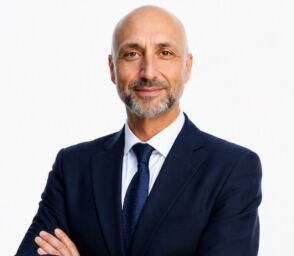 Amós González, nuovo manager Nhood, in giacca e cravatta su sfondo bianco per lo sviluppo del business aziendale.