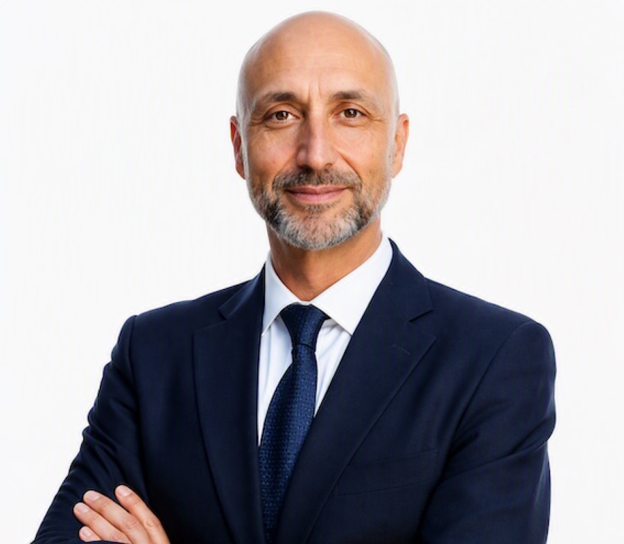 Amós González, nuovo manager Nhood, in giacca e cravatta su sfondo bianco per lo sviluppo del business aziendale.