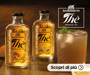 Due bottiglie di Thè Premium San Benedetto pesca e limone con bicchiere ghiacciato su tavolo in legno, banner Food Service.