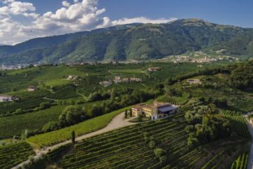 Colline di Valdobbiadene con vigneti Canevel del Gruppo Masi, paesaggio Prosecco DOCG e cantina tra le vigne