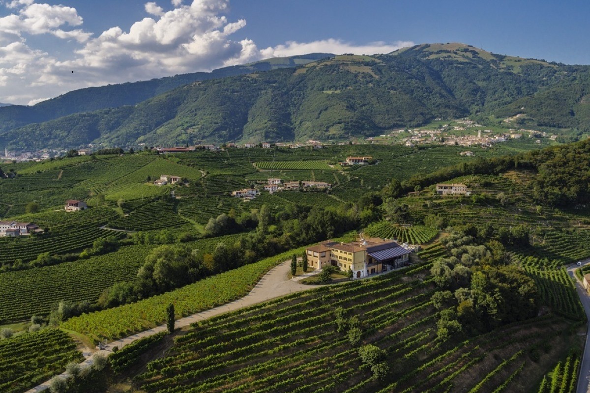 Colline di Valdobbiadene con vigneti Canevel del Gruppo Masi, paesaggio Prosecco DOCG e cantina tra le vigne