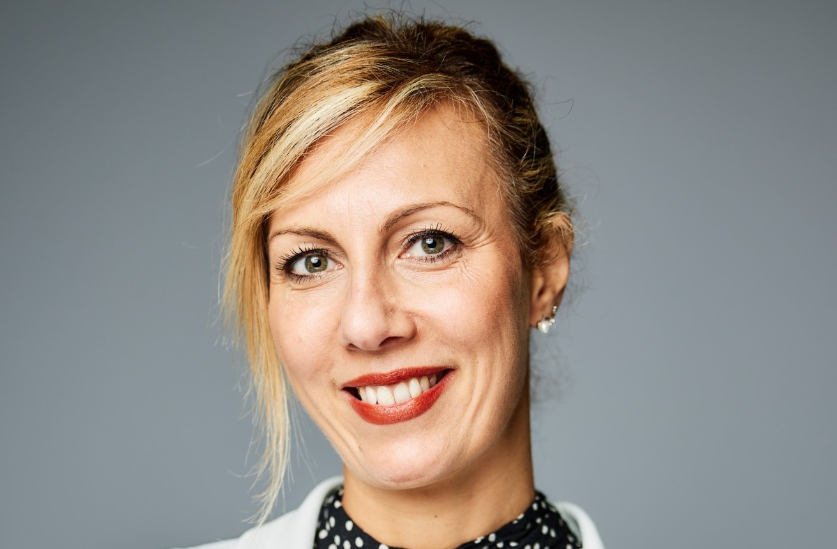 Francesca Cavallo sorride, esperta di caffè sostenibile e consumo consapevole.