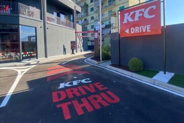 Nuova apertura KFC a Casoria: insegna e corsia drive-thru del ristorante in Campania