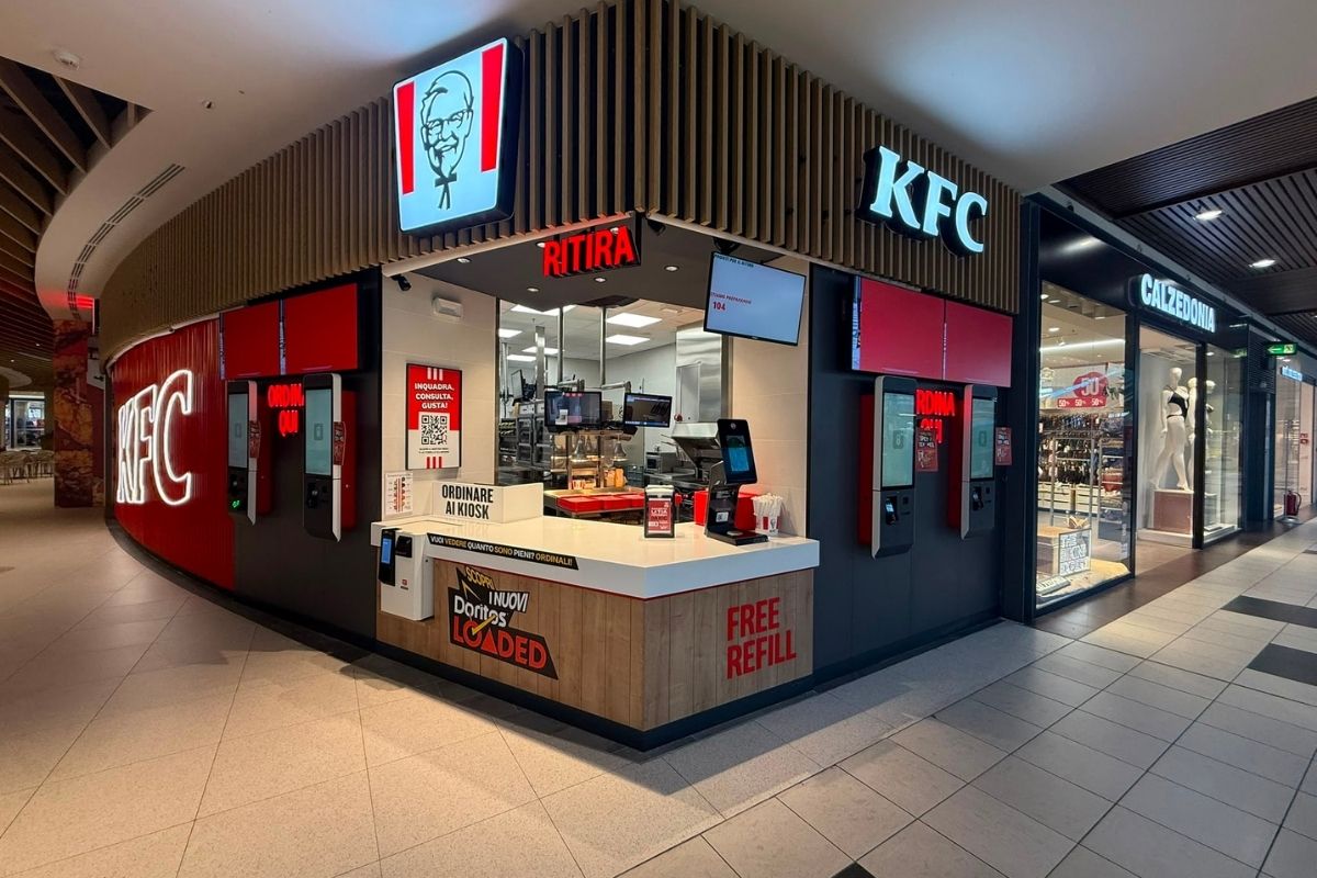 Ristorante KFC nel centro commerciale BariBlu: bancone moderno, chioschi per ordinare e insegna iconica del brand.