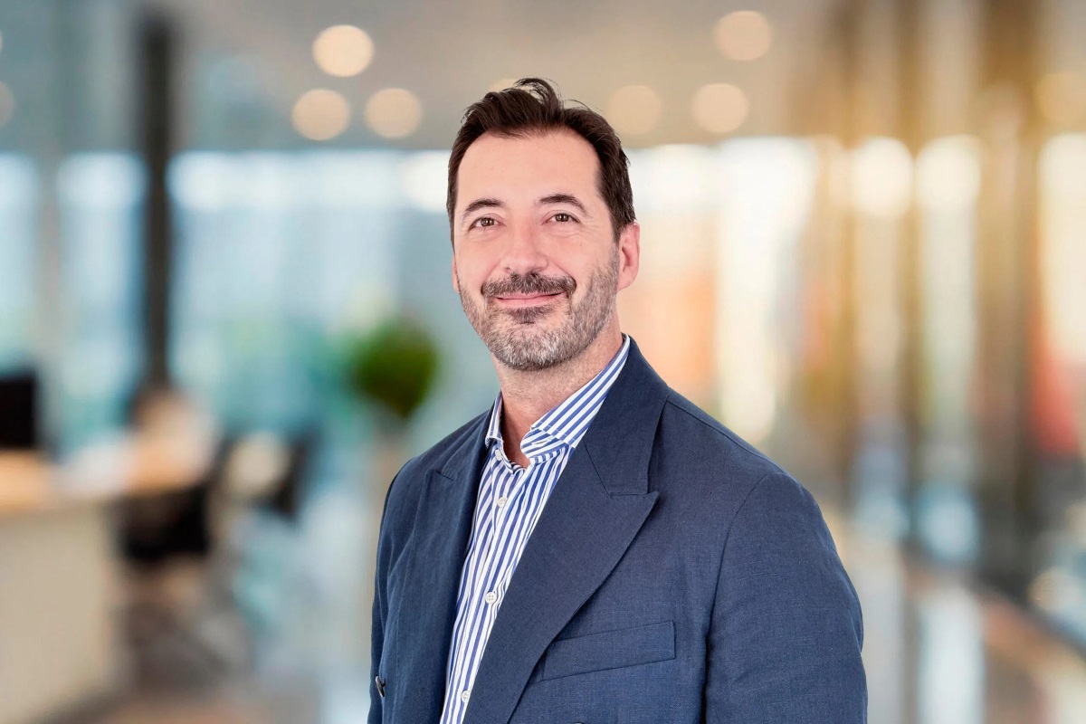 Marcello Zanfi, Head of High Street Leasing in Savills, ritratto in ufficio: volto del manager retail.