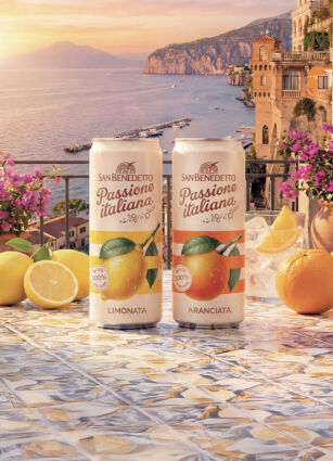 Due lattine San Benedetto Passione Italiana Limonata e Aranciata su terrazza vista mare