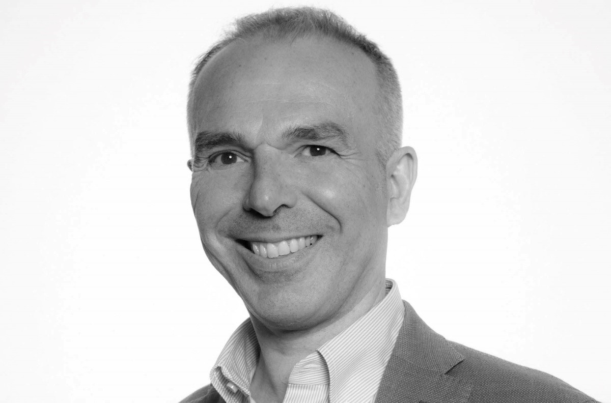 Ritratto in bianco e nero di un manager sorridente del Gruppo Fini, protagonista dell'investimento industriale a Ravarino.