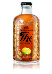 Bottiglia di vetro San Benedetto Premium Tea Indian Black Tea al limone, formato 25cl con eleganti decorazioni oro.