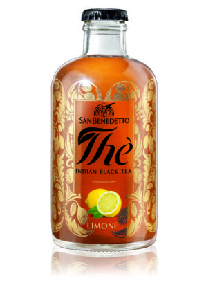 Bottiglia di vetro San Benedetto Premium Tea Indian Black Tea al limone, formato 25cl con eleganti decorazioni oro.