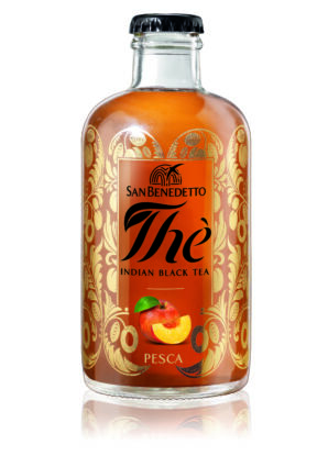 Bottiglia in vetro di San Benedetto Premium Tea Indian Black Tea alla pesca con eleganti decorazioni dorate.