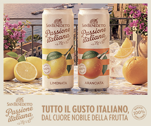 Lattine San Benedetto Passione Italiana, Limonata e Aranciata, su un tavolo con limoni e arance fresche vista mare.
