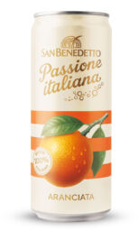Lattina San Benedetto Passione Italiana Aranciata 33cl con arancia matura e foglie verdi, sfondo a strisce arancioni.