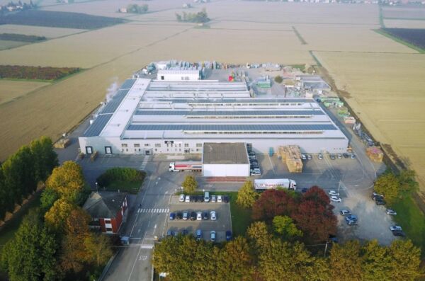 Veduta aerea dello stabilimento industriale del Gruppo Fini a Ravarino, con pannelli solari sul tetto e parcheggio