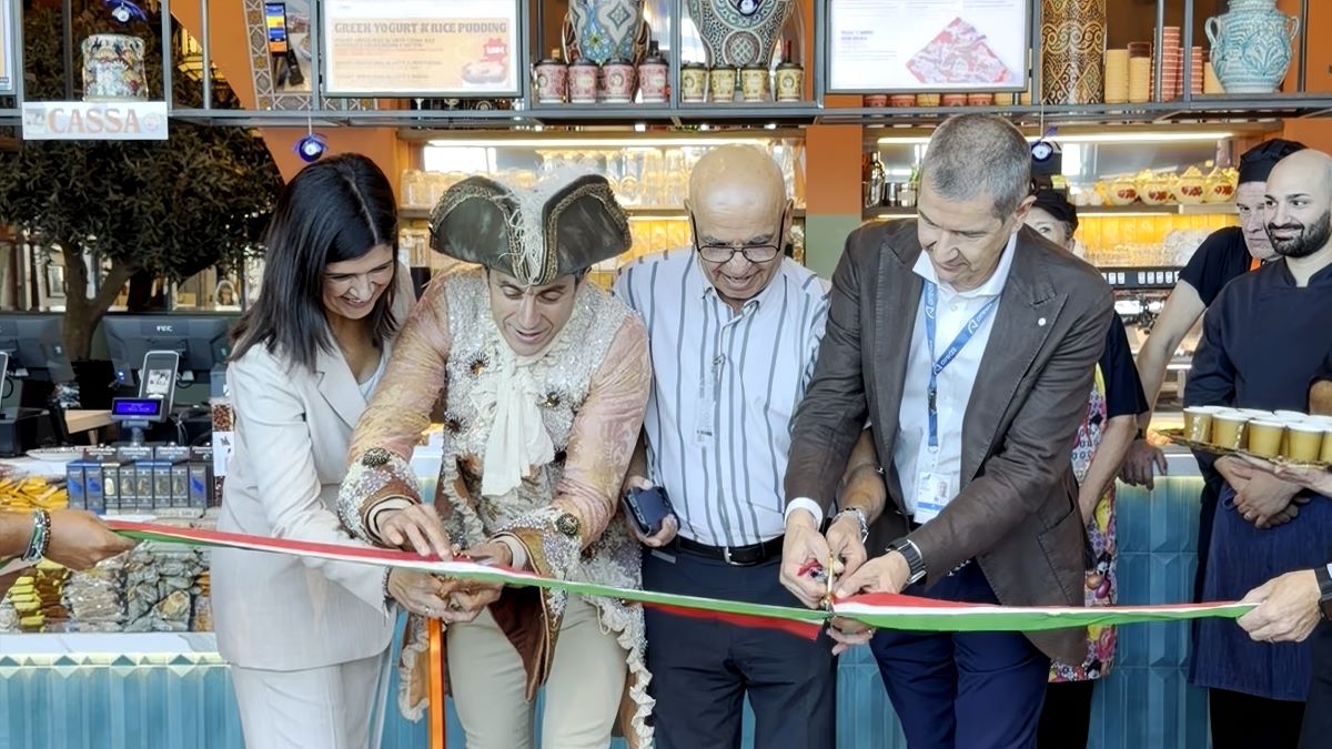 Inaugurazione Comptoir Libanais all'aeroporto Marco Polo di Venezia: taglio del nastro con maschera veneziana e staff.