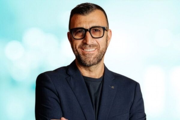 Ritratto di Daniele Zero, nuovo Business Unit Manager di Fattoria Toccaferro, con occhiali e giacca blu.