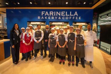 Team Farinella Bakery & Coffee nella stazione di Milano Garibaldi, personale e chef davanti al locale.