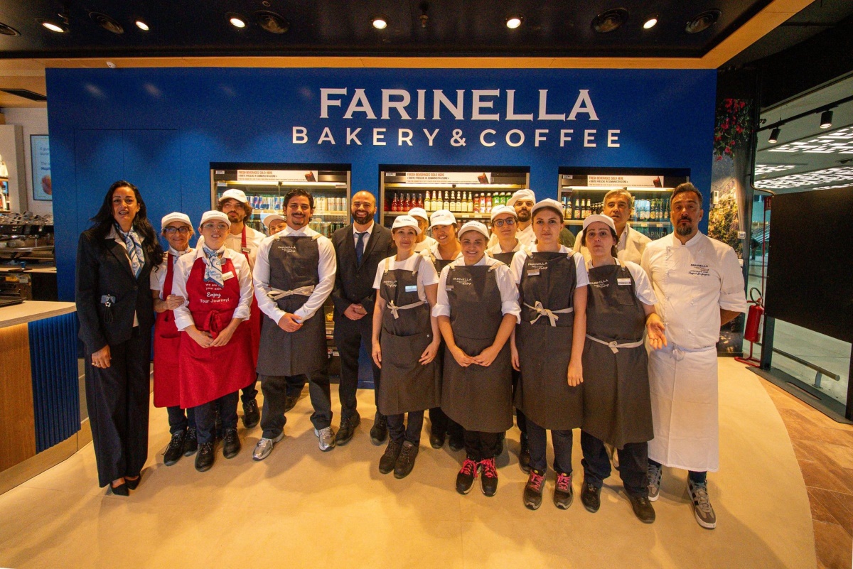 Team Farinella Bakery & Coffee nella stazione di Milano Garibaldi, personale e chef davanti al locale.