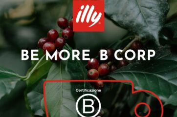 Pianta di caffè con ciliegie rosse e logo illy: certificazione B Corp™ secondo i nuovi standard V2