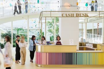 Interni colorati Fabbrica della Felicità Leone 1857 con cassa dorata e clienti al bancone