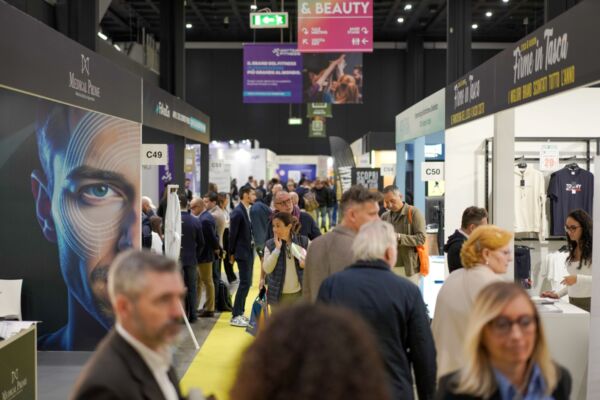Salone Franchising Milano: visitatori tra stand espositivi di retail, bellezza e moda al MiCo.