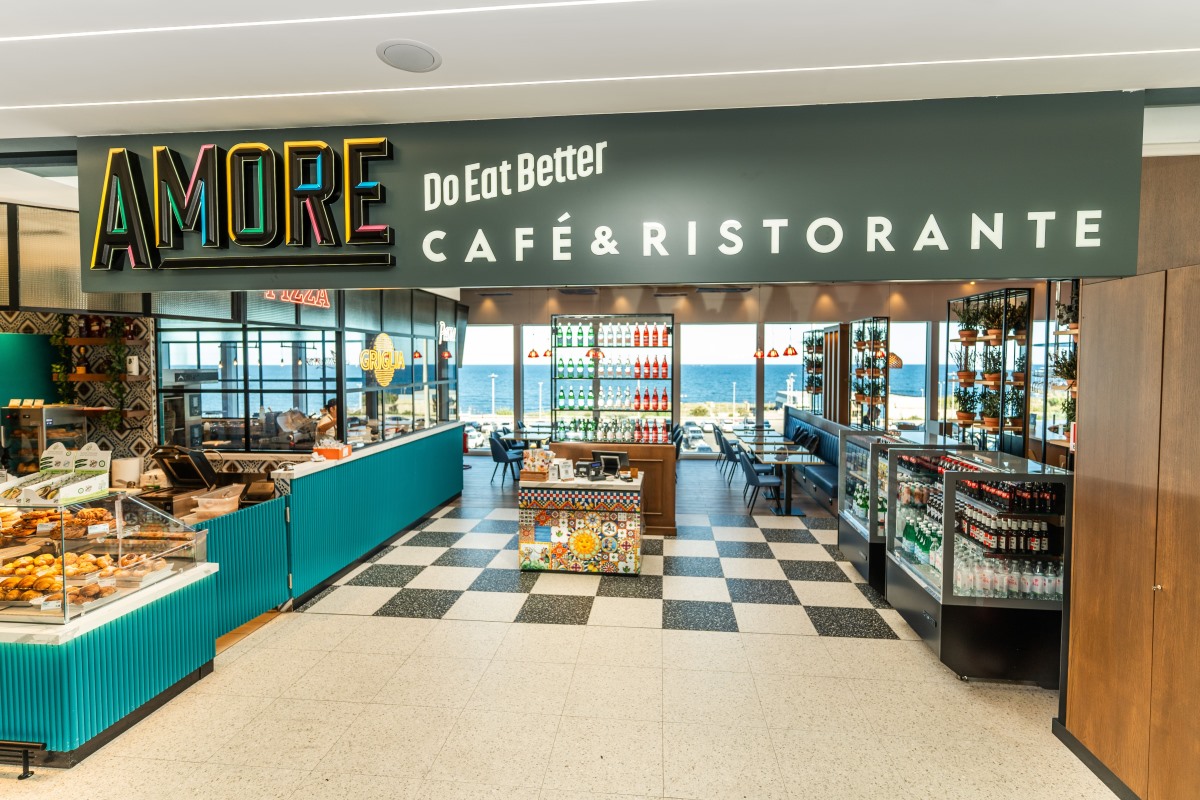 Amore Café & Ristorante DoEat Better all'Aeroporto di Palermo: banconi, vetrine e sala con vista mare