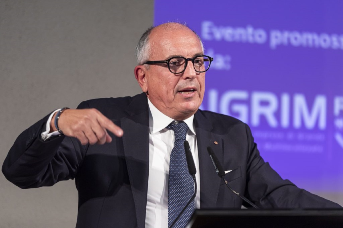 Relatore Aigrim-FIPE indica il pubblico durante evento su blocco trasporti e rischio paralisi ristorazione.