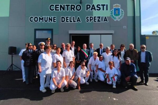 Inaugurazione nuovo centro pasti CIRFOOD al Comune della Spezia con autorità e staff in divisa.