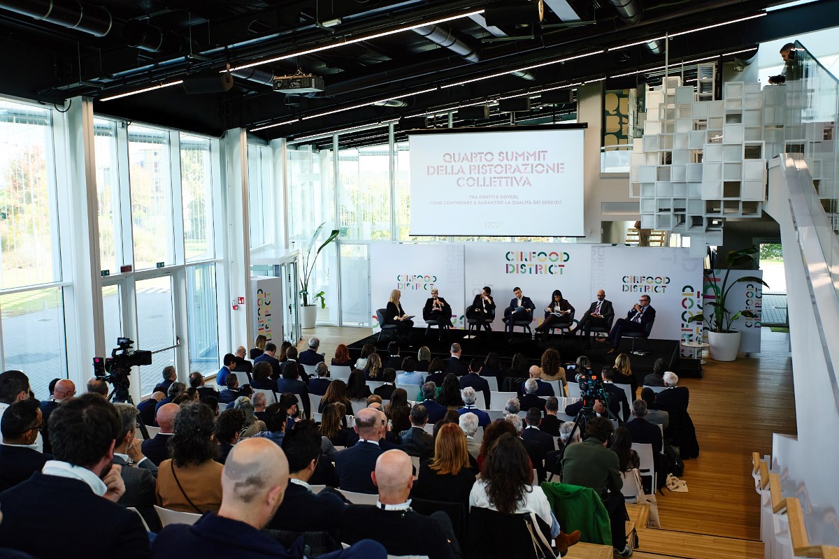 Platea e relatori al IV Summit CIRFOOD sulla ristorazione collettiva sostenibile e la qualità dei servizi.