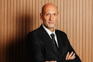 Ritratto di Domenico Sannella, nuovo HR Director di Fattoria Toccaferro, in abito scuro su fondo in legno.