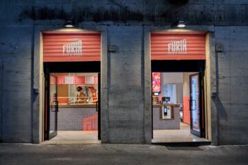 Insegna FURIA by CIRFOOD Retail: due ingressi QSR con insegne luminose su facciata in cemento
