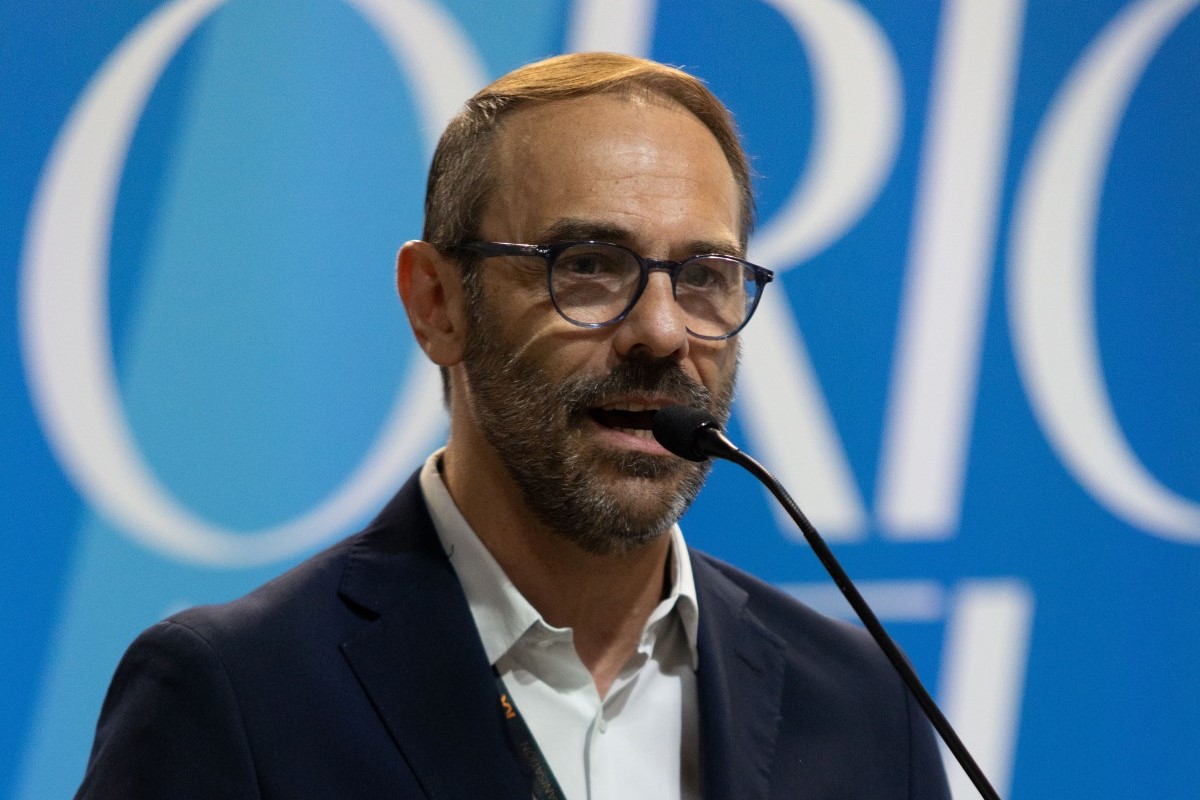 Francesco Pupillo, Direttore MAPIC Italy, parla al microfono durante il lancio del Retail Operations Marketplace