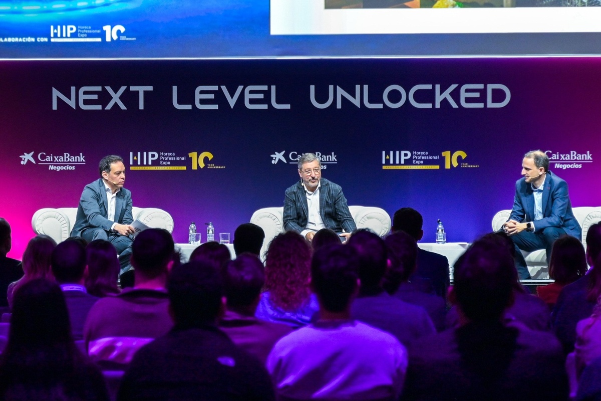 HIP 2026, forum tendenze e innovazione Ho.Re.Ca: relatori sul palco davanti al pubblico.