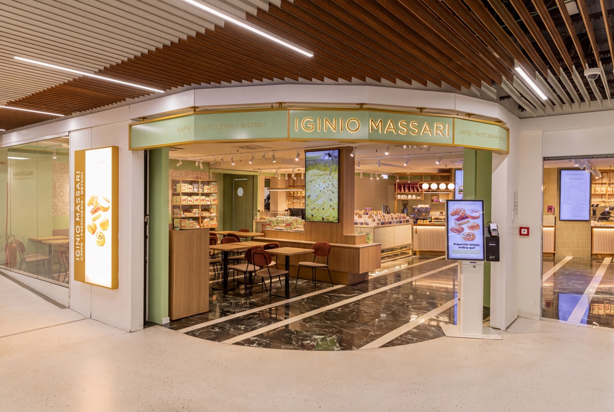Bistrot Iginio Massari all'aeroporto di Linate con insegna verde e interni accoglienti