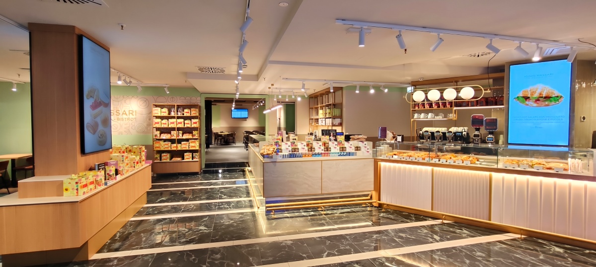 Interni del nuovo bistrot Iginio Massari all'aeroporto di Linate con banconi e arredi moderni
